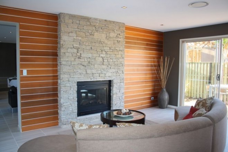 на стене под лаком