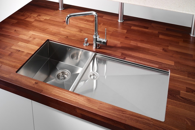 Столешница кухонная из ольхи с подкладной мойкой