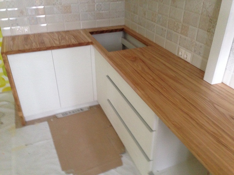 Столешница ясень на кухне