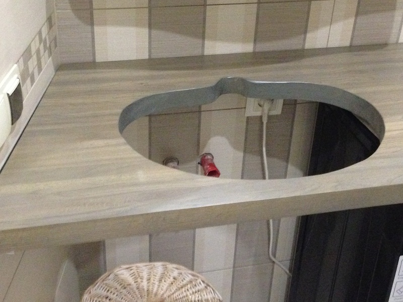 Столешница для врезной раковины с тонировкой лаки Renner (Италия)