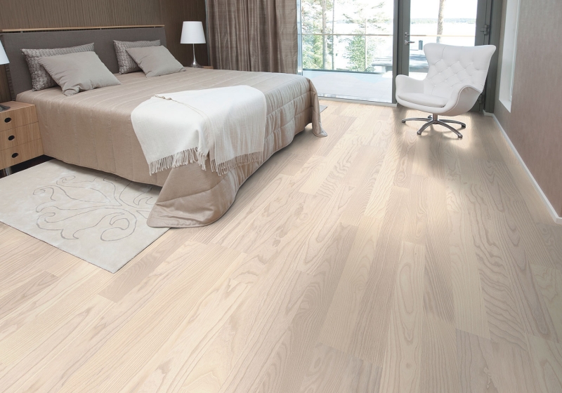 Доска пола в комнате под маслом