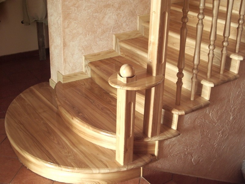 Цельноламельные ступени ясень