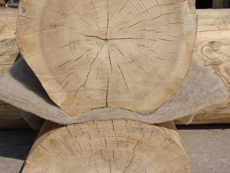 Только между бревен